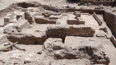 الكشف عن عناصر معمارية جديدة بمعبد القصر القديم في الواحات البحرية 