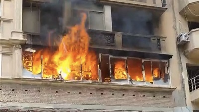الحماية المدنية تسيطر علي حريقًا ضخمًا التهم عقارًا تجاريًا بشارع خالد بن الوليد في الإسكندرية  