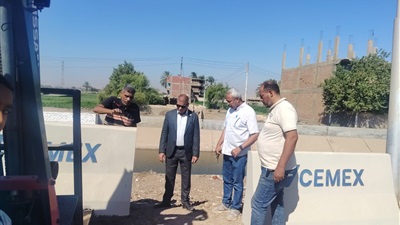 محافظ أسيوط: بدء تركيب الصدادات والحواجز الخرسانية على جانبي ترعة جنابية صدفا بأبوتيج  