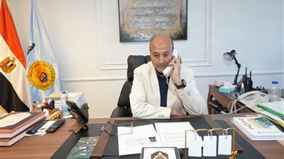 محافظ أسيوط يجري اتصالًا هاتفيًا لتهنئة الطالبة 