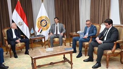 وزير الصناعة يبحث مع سفير اليونان فرص تعزيز الشراكة الصناعية بين البلدين  