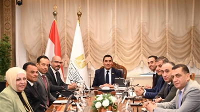 وزير الشباب والرياضة يناقش آليات إطلاق مشروع 