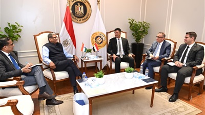 وزير الصناعة يبحث مع سفير الهند لدى مصر تعزيز التعاون الصناعي بين البلدين  