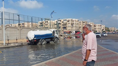 تنفيذًا لتوجيهات محافظ بورسعيد.استمرار كسح المياه الناتجة عن تسريب بخط الطرد بمحطة أم القرى  