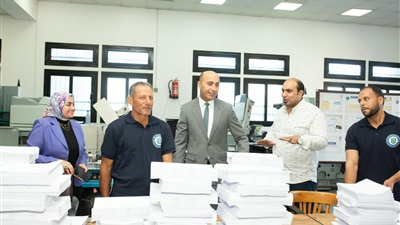 رئيس جامعة دمنهور يتفقد وحدة الطبع والنسخ ويشيد بالطفرة الإنتاجية 