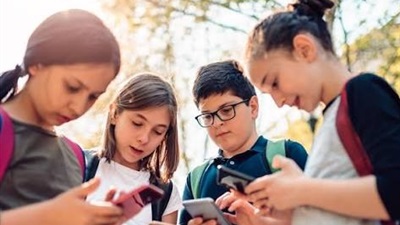 يوتيوب وواتساب وتيك توك يتصدرون استخدام الأطفال للإنترنت في مصر 