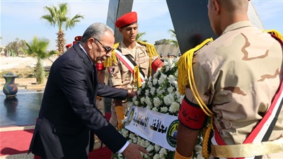 محافظ الإسماعيلية يضع إكليلًا من الزهور على النصب التذكاريِّ لشهداء الجيش الثاني الميداني 