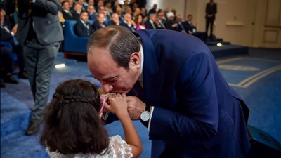 السيسي يُقبّل يد الطفلة تاليا خلال الحفل الختامي لمنتدى مصر 2026   