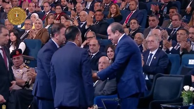 رئيس الوزراء يهدي فخامة الرئيس السيسي كتابا يوثق إنجازات الدولة 