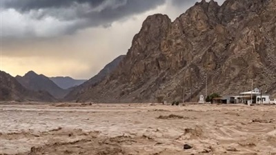 سيول جنوب سيناء تقطع طريق وادي وتير وتحذيرات لمرتادي الطريق الساحلي بين نويبع وطابا 