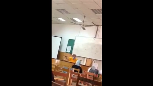 أستاذ جامعي يسب القرآن