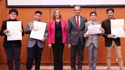 وزير الاتصالات يكرم أحد طلاب بورسعيد لفوزه بالمركز الأول في مسابقة أشبال مصر الرقمية 
