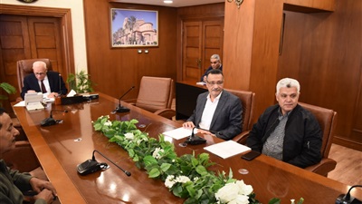 محافظ بورسعيد يستقبل لجنة حصر الجبانات لمتابعة مستجدات أعمال التطوير الجارية 